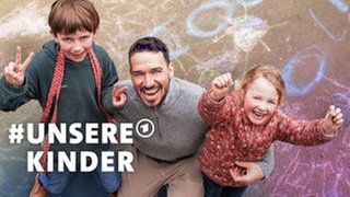 Host Felix Neureuther mit zwei Kindern auf einem HInterhof, der mit Kreide bemalt wurde. Die ARD-Mitmachaktion #unsereKinder fragt: Wie machen wir Deutschland kinderfreundlicher? 