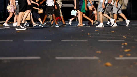 Sommer in der Kölner Innenstadt. Mehr zum Thema Versiegelung in der ARD-Story "Zugepflastert" am 13. August 2025
