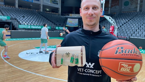 Mit einem kleinen Trick will Trainer Jacques Schneider Triers Bundesliga Basketballer zu Siegen führen.
