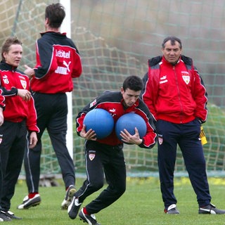 Felix Magath lässt als VfB Trainer 2004 mit Medizinbällen trainieren