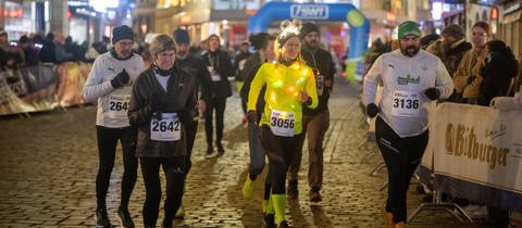 Neben Stars können beim Volkslauf auch alle, die sich angemeldet und den Organisationsbeitrag gezahlt haben, beim Silvesterlauf in Trier antreten, wie hier 2024.