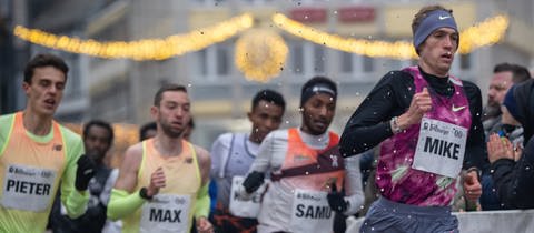 Samuel Fitwi (zweiter von rechts) vom Verein Silvesterlauf Trier musste sich beim "Lauf der Asse" 2024 dem Sieger Mike Foppen (rechts) aus den Niederlanden geschlagen geben.