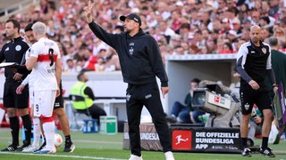 VfB-Trainer Sebastian Hoeneß gibt an der Seitenlinie Anweisungen