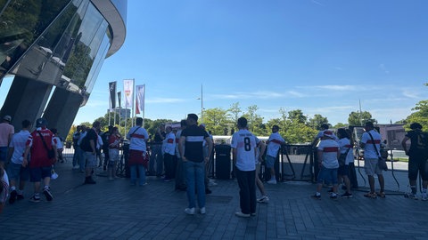 Die ersten Fans warten auf den Einlass zum Public Viewing am Mercedes-Benz Museum.