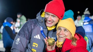 Verena Bentele neben Max Langenhan, sie freuen sich über die Goldmedaille