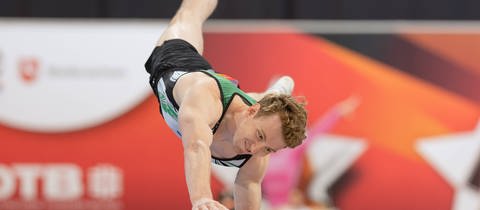 Nils Dunkel (SV Halle) bei seinem Sprung im Gerätfinal der Deutschen Meisterschaften 2026. 