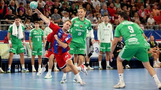 Bietigheim Handball SG BBM Bietigheim vs. Berliner Füchse, v.l. Mathias Rohde Larson (BBM), Mathias Gidsel (Berlin)