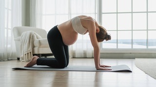 Schwangere Frau beim Yoga.