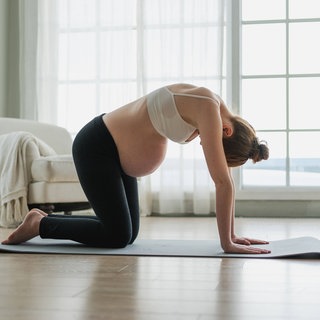 Schwangere Frau beim Yoga.