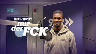 Maxwell Gyamfi steht bei seinem Besuch im SWR Studio Kaiserslautern vor dem Podcast-Mikrofon.