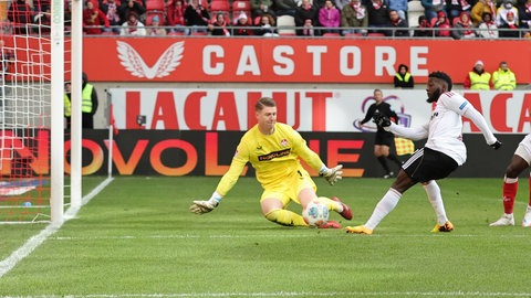 Rettungstat von FCK Keeper Julian Krahl gegen den Nürnberger Mikael Biron (Endstand 1:1).