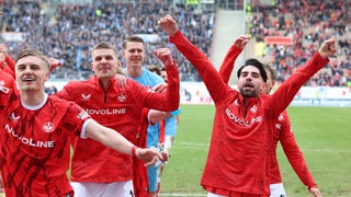 FCK-Spieler lassen sich nach Derbysieg gegen KSC feiern