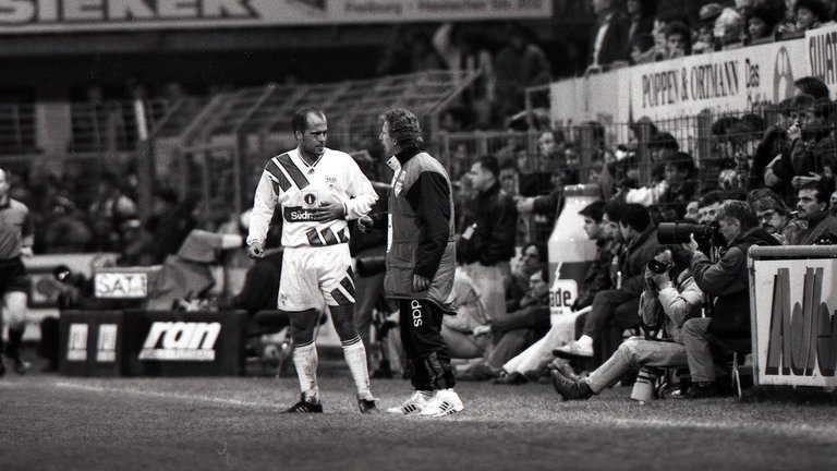 06.11.1993 - 15. Spieltag. Was für eine Überraschung: der favorisierte VfB Stuttgart verlor auswärts beim Aufsteiger SC Freiburg mit 1:2. Da war nicht nicht nur VfB-Meistercoach Christoph Daum fassungslos. Oliver Freund, Maximilian Heidenreich (ET) und Uwe Wassmer besorgten die Tore. VfB-Torhüter Eike Immel konnte noch einen von Rodolfo Cardoso getretenen Foulelfmeter parieren und so die Niederlage der Schwaben in Grenzen halten.