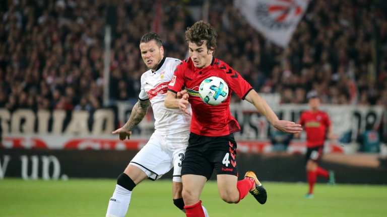 29.10.2017 - 10. Spieltag. Das war eines der brisantesten Duelle zwischen dem VfB und dem SCF. Bereits nach zwölf Minuten sah Freiburgs Caglar Söyuncü rot wegen Handspiels nach Videobeweis. Die Freiburger waren konsterniert und danach völlig von der Rolle. Es entwickelte sich ein Spiel auf ein Tor - das von Freiburgs Torhüter Sebastian Schwolow. Daniel Gincek, Benjamin Pavard und Simon Terodde schossen letzendlich einen deutlichen Sieg des VfB Stuttgart heraus. Diese Partie sorgt wahrscheinlich immer noch für Gesprächstoff.