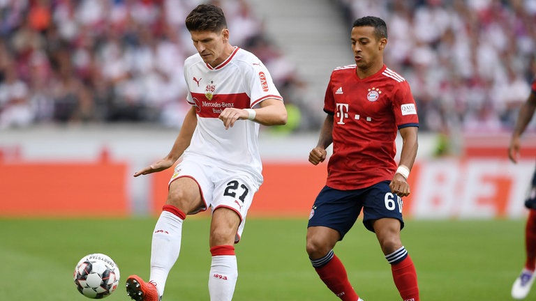 Mario Gomez behauptet den Ball gegen Thiago