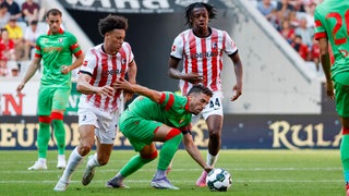 Derry Scherhant (SC Freiburg), Johan Manzambi (SC Freiburg) und Kike Barja (CA Osasuna) im Kampf um den Ball