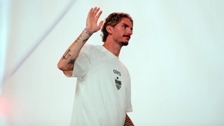 Nick Woltemade vom VfB Stuttgart winkt