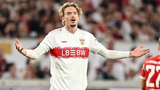 Nick Woltemade (Spieler VfB Stuttgart) hebt während des Supercups gegen den FC Bayern die Arme