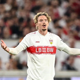 Nick Woltemade (Spieler VfB Stuttgart) hebt während des Supercups gegen den FC Bayern die Arme