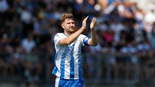 Yannick Grieß vom FK Pirmasens bejubelt seinen Treffer gegen den HSV