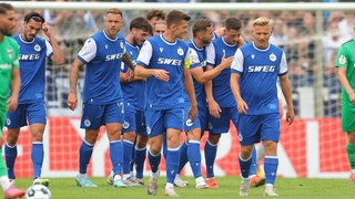 DFB Pokal, 1. Runde , ZFC Meuselwitz - Karlsruher SC , Im Bild: Tor für Karlsruhe, Torjubel nach dem 0:2, Torschütze Nicolai Rapp (6, Karlsruhe) 