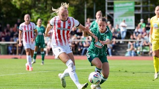 Tessa Blumenberg (SC Freiburg) und Sharon Beck (Werder Bremen) im Zweikampf
