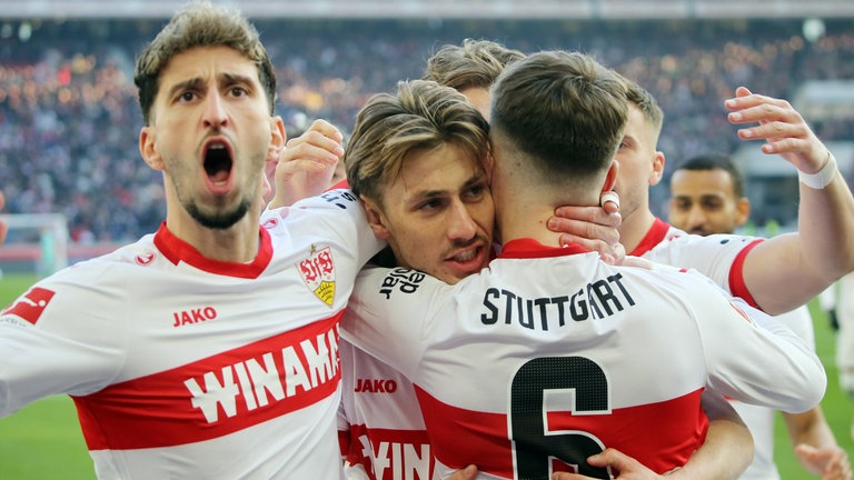 Mannschaft des VfB Stuttgart jubelt über ein Tor beim 4:0-Sieg des VfB gegen den SC Freiburg
