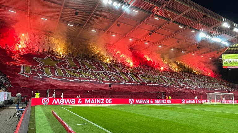 Choreographie der Mainzer Fans gegen Rosenborg Trondheim