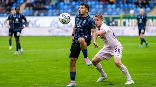 Ferati (Waldhof Mannheim) und Wagner (VfL Osnabrück) im Zweikampf um den Ball.