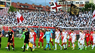 Zrinjski Spieler beim Einlaufen zum Pokalfinale