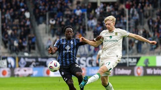 Kennedy Okpala (SV Waldhof Mannheim) im Zweikampf mit Raphael Schifferl (TSV 1860 München)