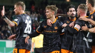 Die Spieler des 1. FC Kaiserslautern freuen sich über den Führungstreffer. 
