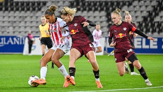 Aurelie Csillag (SC Freiburg Frauen)schirmt den Ball vor Julia Landenberger (RB Leipzig) ab.