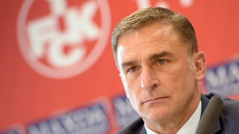 Vorstandschef Stefan Kuntz vom 1. FC Kaiserslautern tritt am 04.04.2016 auf einer Pressekonferenz mit sofortiger Wirkung von seinem Posten zurück.