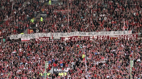 Proteste von Fans beim 1. FC Kaiserslautern gegen Vorstandschef Stefan Kuntz im Jahr 2014.