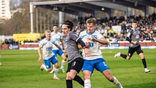Zweikampf zwischen Max Brandt (SSV Ulm 1846 Fußball) und Florian Carstens (FC Hansa Rostock)