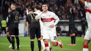 Deniz Undav jubelt über seinen Siegtreffer zum 3:2 im Heimspiel gegen den FC Augsburg.