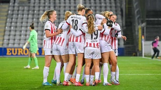 Der SC Freiburg bejubelt das Tor zum 1:1 gegen Leverkusen durch Tessa Blumenberg