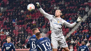 Robin Zenter klärt einen Ball mit der Faust
