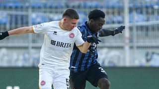 Waldhofs Kennedy Okpala (re.) im Zweikampf mit Niklas May