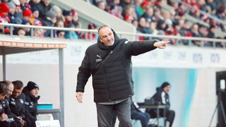 Frank Schmidt, Trainer des 1. FC Heidenheim, gestikuliert während des Spiels gegen Borussia Mönchengladbach.