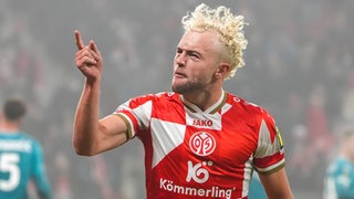 Benedict Hollerbach von Mainz 05 jubelt mit gehobenem Zeigefinger