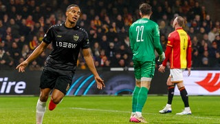 Mit seinen zwei Treffern in der ersten Halbzeit hat Jamie Leveling den Sieg des VfB Stuttgart bei den Go Ahead Eagles aus Deventer in der Europa League eingeleitet.