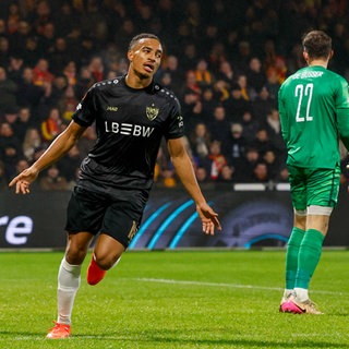 Mit seinen zwei Treffern in der ersten Halbzeit hat Jamie Leveling den Sieg des VfB Stuttgart bei den Go Ahead Eagles aus Deventer in der Europa League eingeleitet.
