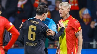 Angelo Stiller und Victor Edvardsen im Konflikt.