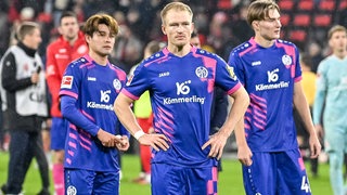 Enttäuschte Mainzer Spieler nach der 0:4-Niederlage gegen Freiburg