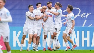 Ulm bejubelt das 1:0 von Marcel Seegert