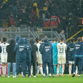 Die Spieler der TSG Hoffenheim stehen nach dem Spiel beim BVB enttäuscht vor ihren Fans.