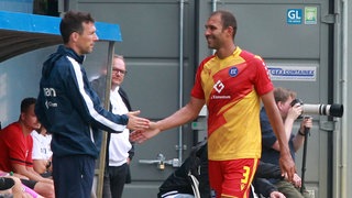 Testspiel 2022: KSC-Trainer Christian Eichner und Spieler Daniel Gordon, der heute Co-Trainer von Eichner ist