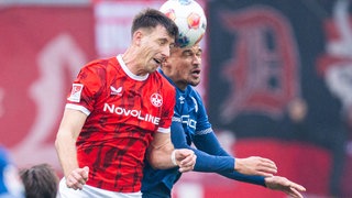 Daniel Hanslik (Kaiserslautern) und Joel Felix (Bielefeld) im Zweikampf.